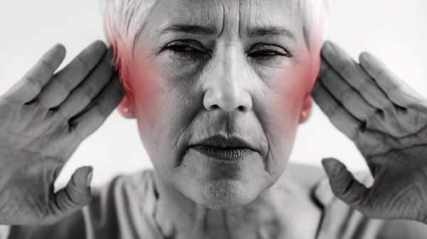Síndrome de Usher - condição rara que afeta tanto a visão quanto a audição. Senhora idosa com dificuldade auditiva.