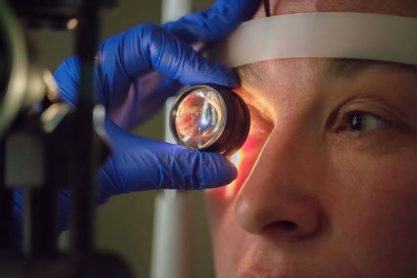 oftalmologista examina fundo do olho de paciente