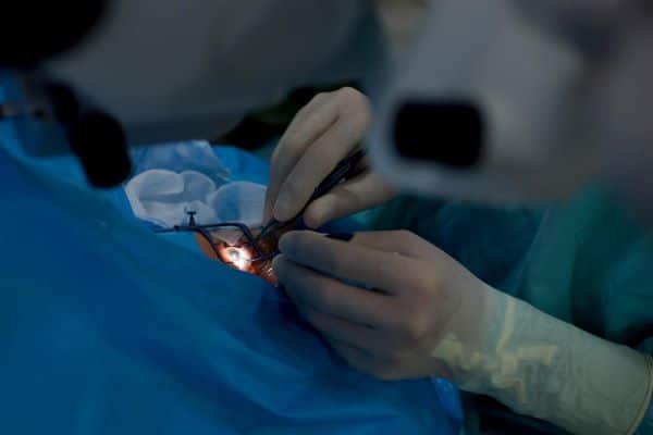 Paciente sendo submetida à cirurgia ocular.