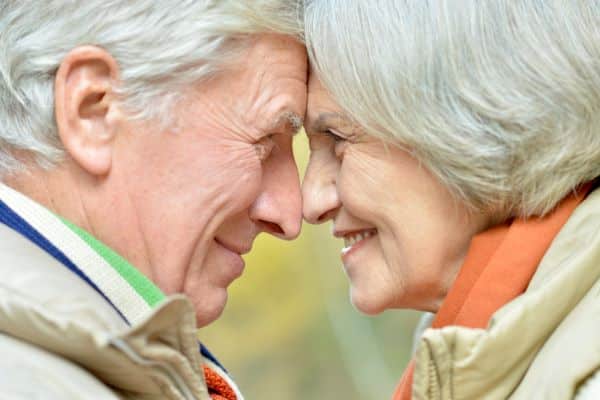 Casal de idosos felizes porque reverteram uma doença ocular, a catarata senil.