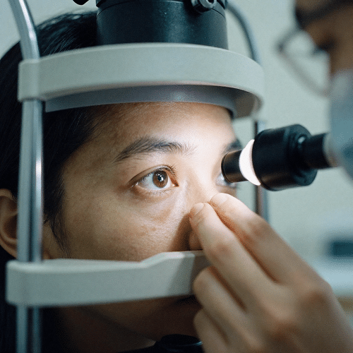 Paciente sendo examinado por oftalmologista após ter sofrido lesão ocular.
Lesões oculares são motivo de urgência oftalmológica.