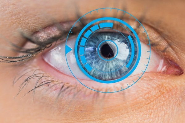 Close de um olho azul com a íris circulada por exame ocular digital para definir melhor técnica de cirurgia refrativa.